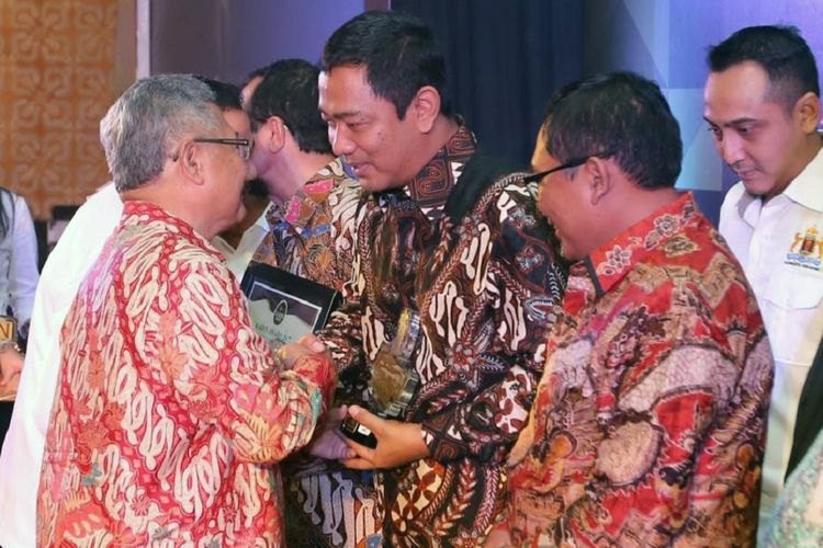 Wali Kota Semarang Hendrar Prihadi menerima penghargaan sebagai mitra terbaik pelaku usaha dalam kegiatan Kadin Award 2017. Penghargaan diserahkan oleh Wakil Gubernur Jateng Heru Sudjatmoko, Kamis (31/8/2017).
