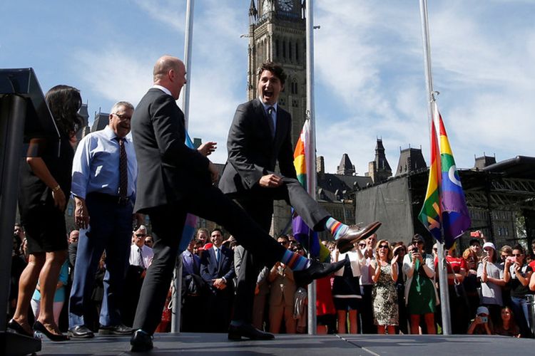 Perdana Menteri Kanada Justin Trudeau menunjukkan kaos kaki pelanginya saat acara pengibaran bendera Gay Pride di Ottawa, Kanada.