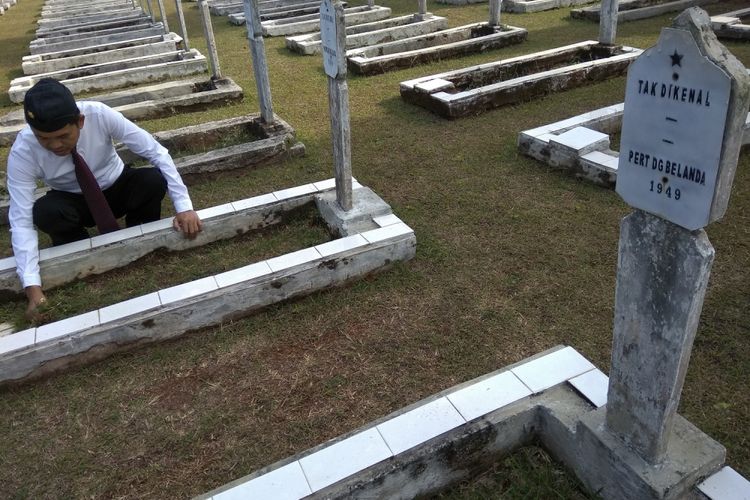 upati Purwakarta sedang berziarah ke makam pahlawan tak dikenal di Taman Makam Pahlawan Sirnaraga, Kabupaten Purwakarta, Rabu (16/8/2017)
  