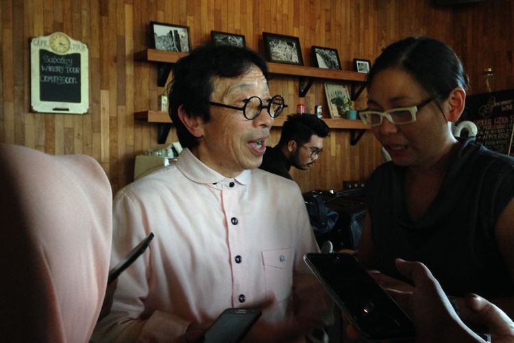 Kikuo Ibe, inovator jam tangan G-Shock berbicara kepada sejumlah wartawan dengan bantuan tenaga penerjemah dalam sebuah acara di Jakarta, Kamis (7/12/2017). 