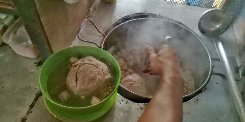 Dibalik rahasia kelezatan bakso beranak Big Bakso Family, kuahnya pun tak sebarangan dibuat. Selain rebusan daging, ia menggunakan lemah jando, yang berada di dada sapi.