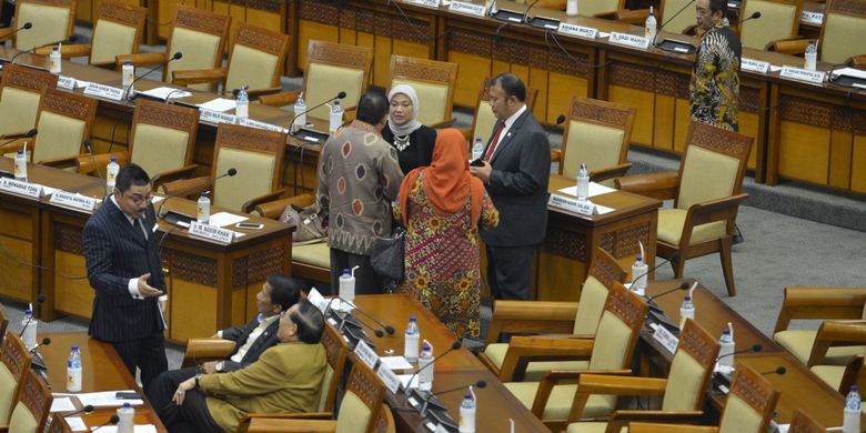 Sejumlah anggota DPR berdiskusi ketika skors Rapat Paripurna ke-9 di Kompleks Parlemen Senayan, Jakarta, Selasa (24/10/2017). Rapat tersebut membahas tentang pengesahan RUU Ormas serta pengesahan RUU tentang protokol perubahan persetujuan marrakesh mengenai pembentukan organisasi perdagangan dunia.