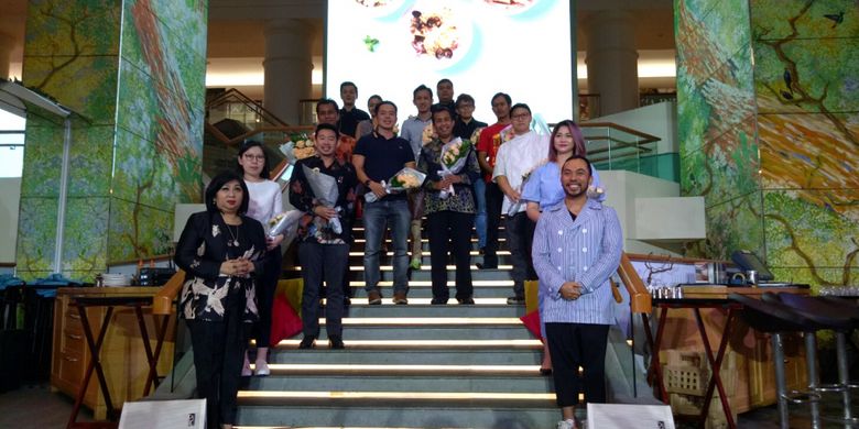 Perwakilan tenant dengan hidangan dari berbagai negara berfoto dalam pembukaan Festival Kuliner Dunia, di Plaza Indonesia, Jumat (3/11/2017). (KOMPAS.com/MUHAMMAD IRZAL ADIAKURNIA)