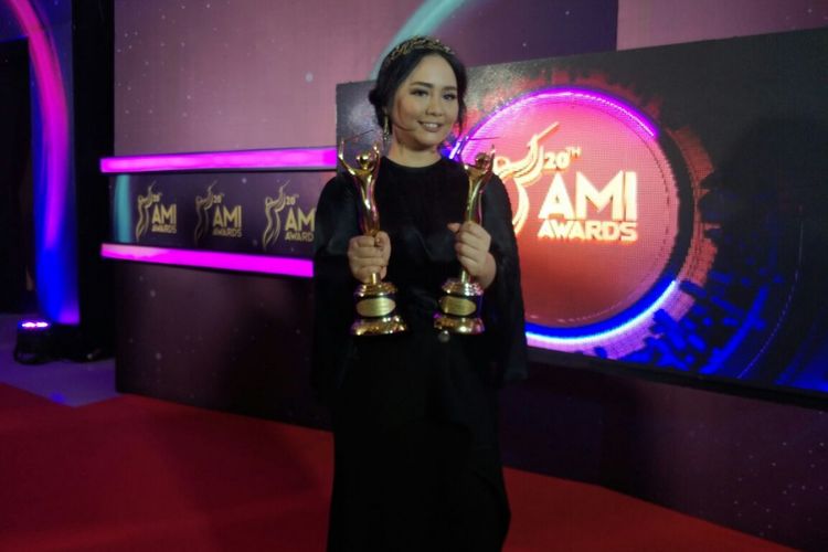 Gita Gutawa menyabet dua penghargaan Anugera Musik Indonesia (AMI) Awards 2017 di Teater Garuda TMII, Jakarta Timur, Kamis (16/11/2017) malam. (Kompas.com/ Andi M Ketteng) 