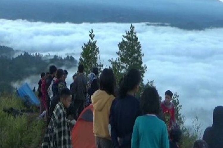 Setelah viral di medos sejak lebih dari sebulan terakhir, obyek wisata Buntu Liarra yang populer dengan sebutan Negeri di atas awan kini terus disesaki wisatawan terutama pada hari Sabtu dan Minggu.(KOMPAS.com/JUNAEDI)