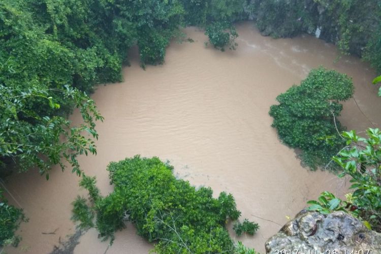 Goa Jomblang di Gunungkidul, Yogyakarta banjir hingga air mengisi seluruh permukaan goa.