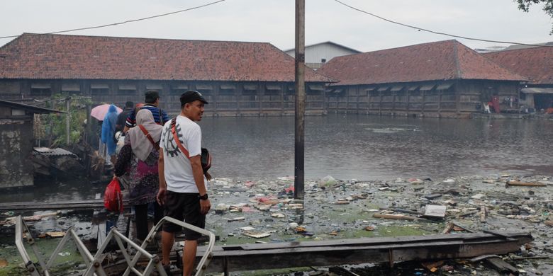 Gudang rempah yang dikepung air, di dalam tembok Batavia.