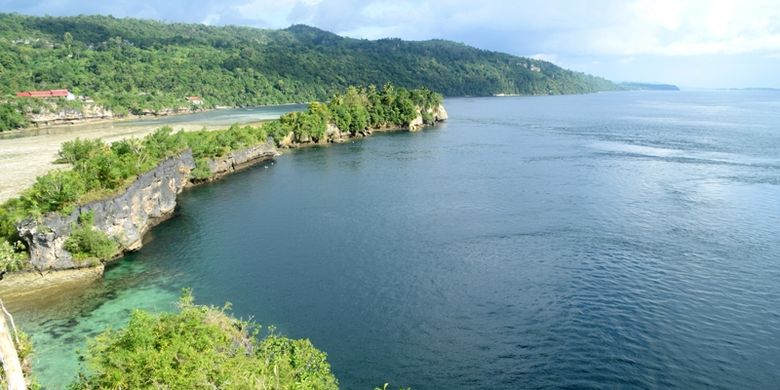Tebing Puncak Kolagana merupakan salah satu destinasi wisata yang baru bagi Kota Baubau. Dari atas tebing ini terlihat beberapa gugusan pulau dengan indahnya air laut yang biru. 