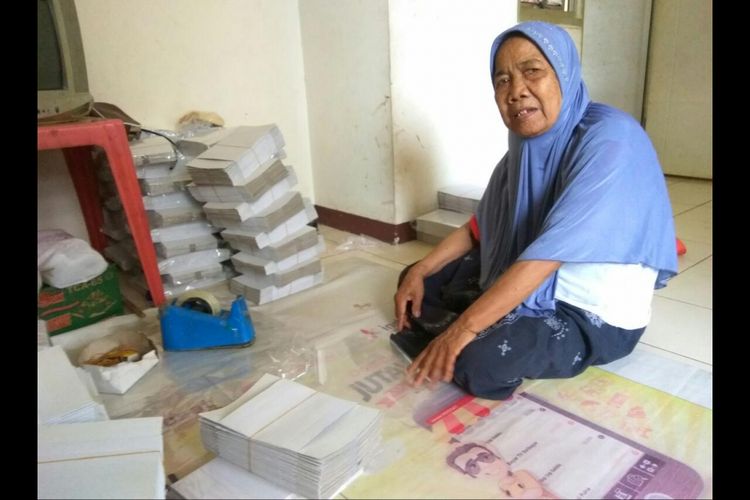 Siti Bunga (72) atau Nek Mimi saat ditemui di Rusun Daan Mogot, Kamis (23/11/2017).
