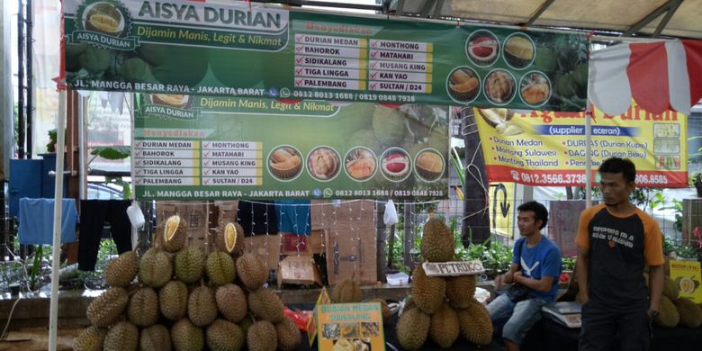 Festival Durian dan Olahannya di Blok M Square, mulai 24 November - 3Desember 2017, menyajikan diskon hingga 50 persen untuk olahan durian.(KOMPAS.COM/MUHAMMAD IRZAL ADIAKURNIA)