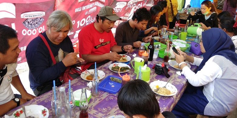 Wisatawan menikmati kuliner khas Toboali yakni mie ikan Toboali dengan tambahan otak-otak, pempek, jeruk kunci, dan telur tersaji di warung milik Cemilun, Toboali, Bangka Selatan, Kamis (3/8/2017).