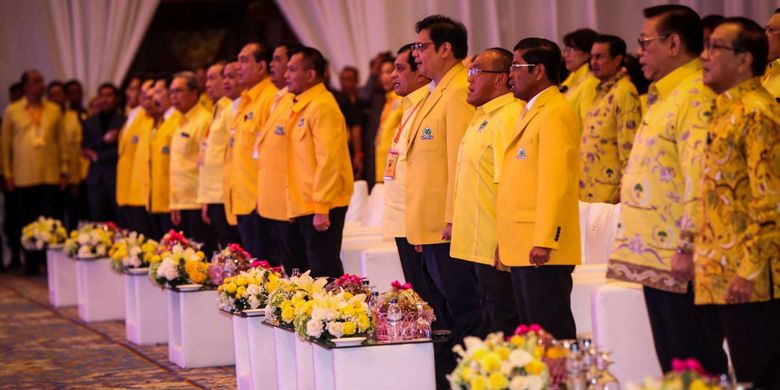 Para pimpinan partai Golkar hadir saat pembuka Rapat Pimpinan Nasional (Rapimnas) Partai Golkar di JCC, Senayan, Jakarta, Senin (18/12/2017). Rapimnas tersebut merupakan kelanjutan dari rapat pleno pada Rabu (13/12/2017) yang telah memilih Airlangga Hartarto selaku Ketua Umum Golkar menggantikan Setya Novanto sebagai pengisi jabatan lowong.
