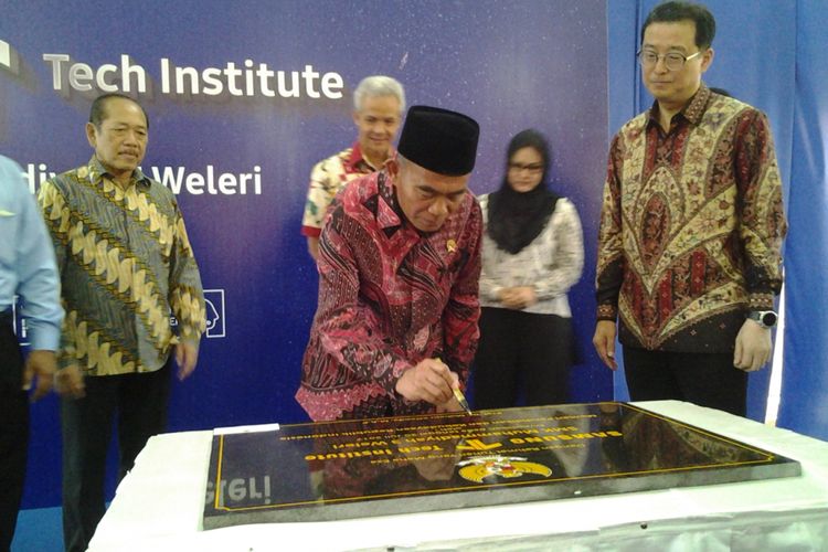 Mendikbud Muhadjir Effendy, saat meresmikan kerja sama Samsung dengan SMK Muhamadiyah 3 Weleri Kendal. KOMPAS.Com / Slamet Priyatin