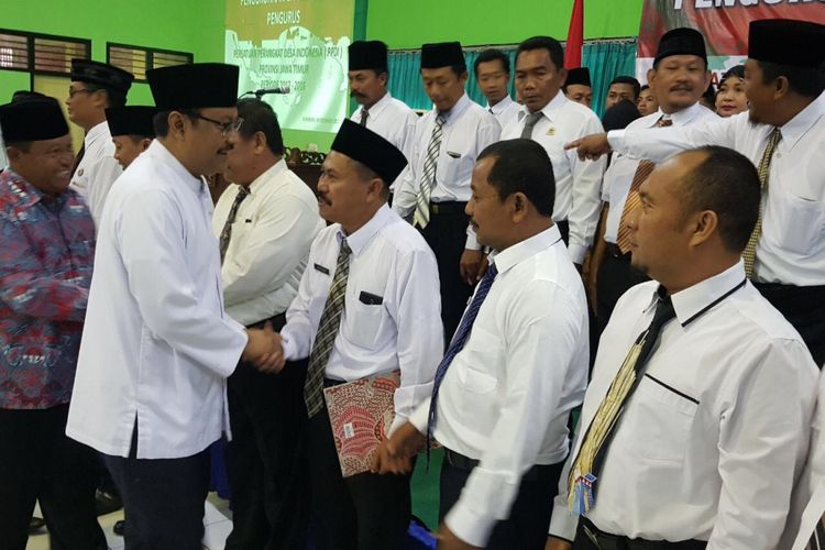 Wakil Gubernur Jawa Timur Saifullah Yusuf mengukuhkan pengurus Persatuan Perangkat Desa Indonesia (PPDI) Jawa Timur di Asrama Haji Sukolilo, Surabaya, Selasa (26/12/2017)