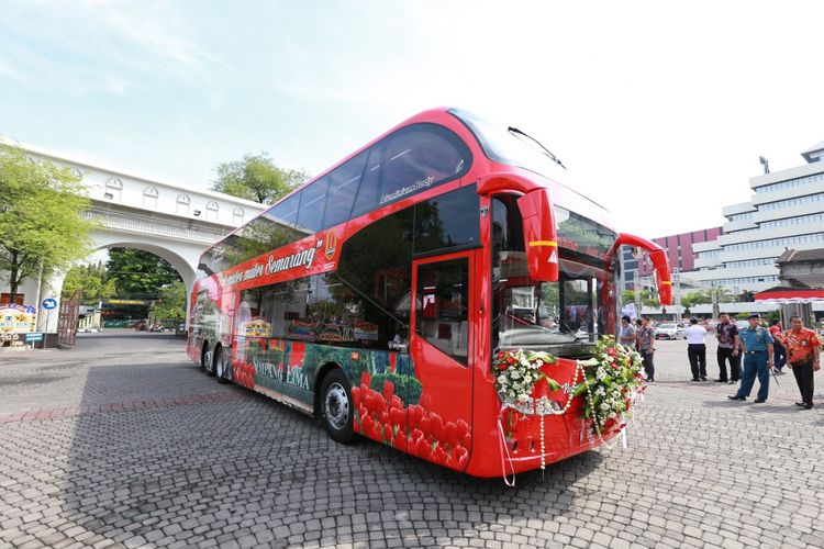 Bus tingkat pariwisata resmi beroperasi di Kota Semarang mulai Senin (2/10/2017). Bus ini akan melayani warga kota maupun wisatawan dengan cuma-cuma.