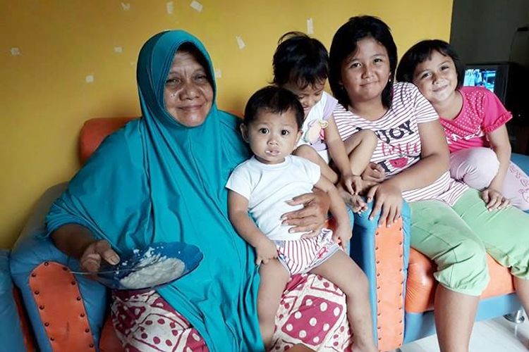 Ta Nou (Hartin Maliki) bersama 4 dari 5 cucunya, ia masih mampu menggoreng pisang dengan tangannya dalam minyak yang mendidih (kompas.com/rosyid azhar)