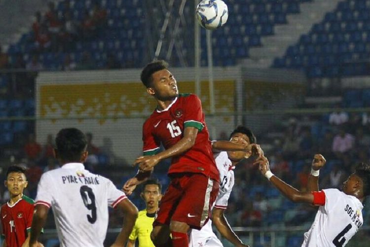 Penyerang timnas U-19 Indonesia, Saddil Ramdani, memenangi duel udara melawan pemain Myanmar pada pertandingan Piala AFF U-18 2017, Selasa (5/9/2017).