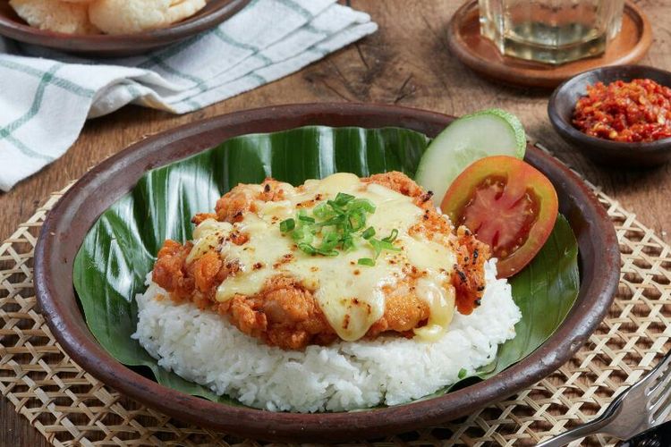 Ayam geprek dengan lelehan keju dan sambal.