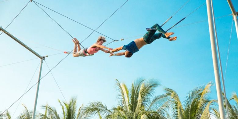 Bergelantungan bak pemain sirkus nampaknya tidak hanya bisa Anda lihat dalam sebuah pertunjukan sirkus dunia. Aktifitas inilah yang menjadi cirikhas di hampir semua Club Med.(Arsip Club Med Bintan)
