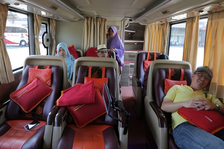 Elegant class di lantai satu bus double decker PO Putera Mulya.