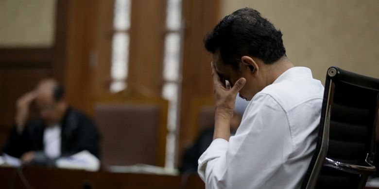Mantan Kasubdit Bukti Permulaan Direktorat Penegakan Hukum Ditjen Pajak Handang Soekarno saat menjalani sidang putusan di Pengadilan Tipikor, Jakarta Pusat, Senin (24/7/2017). Handang Soekarno divonis 10 tahun penjara oleh majelis hakim karena terbukti menerima suap dari Country Director PT EK Prima Ekspor Indonesia, R Rajamohanan Nair sebesar 148.500 dollar AS atau senilai Rp 1,9 miliar.