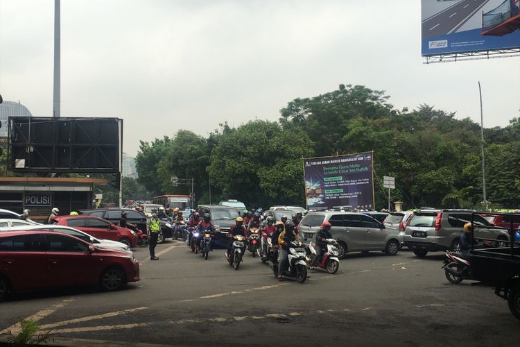 Konidisi lalu lintas macet disebabkan pembangunan flyover di simpang Pancoran, Jakarta Selatan, Kamis (19/10/2017).