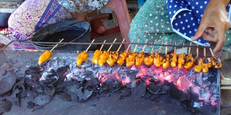 Proses memasak sate ikan Tanjung Khas Lombok Utara