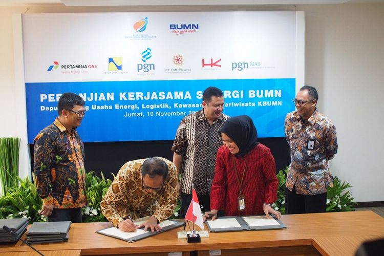 PT PGN (Persero) Tbk menandatangani kerjasama dengan empat BUMN, yakni Perum Jasa Titta II, PT Energy Management Indonesia, PT Pertamina (Persero), dan PT Hutama Karya (Persero), Jumat (10/11/2017)