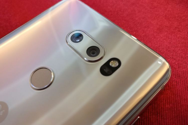 Kamera belakang LG V30 Plus dengan resolusi 16 megapiksel lensa f/1,6 (normal/71 derajat), dan kamera sudut lebar 13 megapiksel 120 derajat dengan bukaan f/1,9.