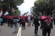 Massa Buruh Mulai Memadati Jalan Medan Merdeka Selatan