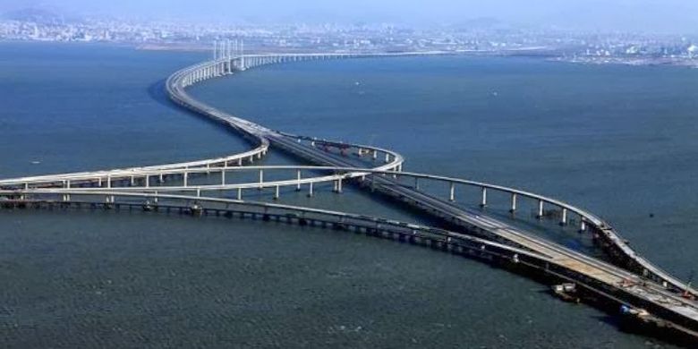 Dengan panjang 164,8 kilometer, jembatan ini dinobatkan menjadi yang terpanjang di dunia.

