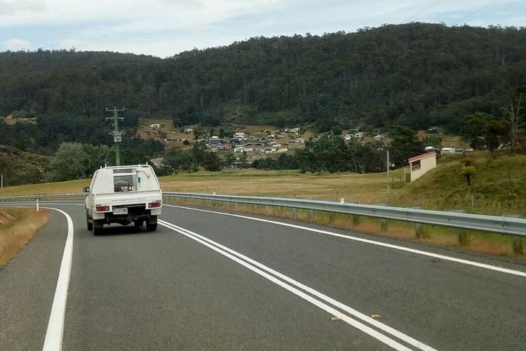 Kondisi jalan raya yang menghubungkan berbagai kota di Tasmania biasanya cukup lengang.(Kompas.com/Ervan Hardoko)