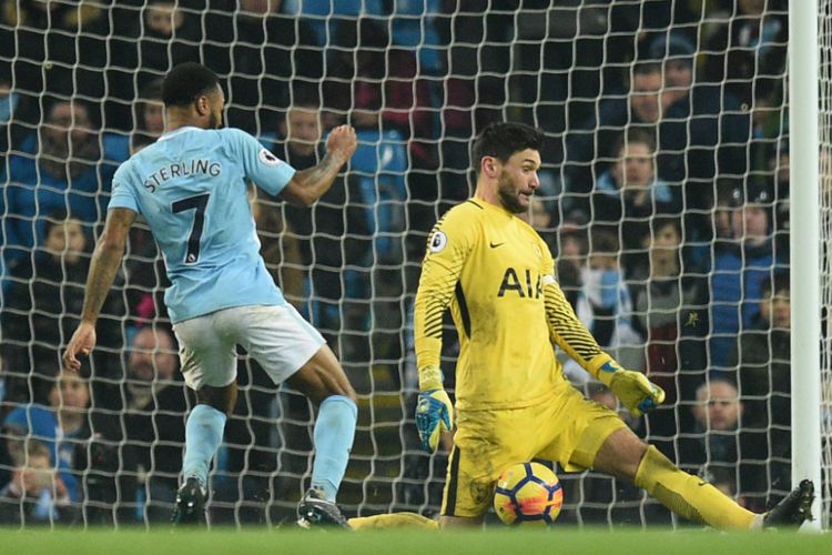 Hugo Lloris gagal menahan tembakan Raheem Sterling saat Manchester City menang telak atas Tottenham Hotspur pada pertandingan Premier League di Stadion Etihad, Sabtu (16/12/2017).