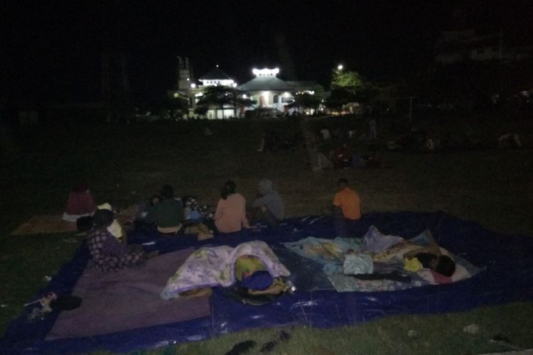 Puluhan warga memilih tidur di Lapangan Galunggung Ambon karena takut terjadinya gempa susulan. Warga rela tidur di lapangan tersebut hanya dengan beralaskan terpal, Selasa (31/10/2017)