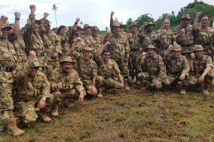 Para gubernur mengenakan seragam PDL ala militer.
(Humas Pemprov Jawa Timur)