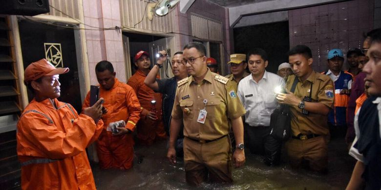 Gubernur DKI Jakarta Anies Baswedan meninjau lokasi tanggul jebol di Jati Padang, Senin (11/12/2017). 
