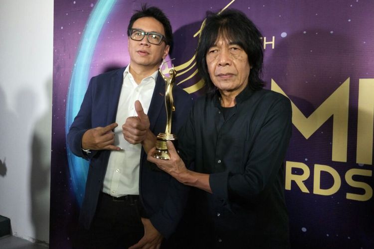 Ian Antono usai meraih penghargaan dalam Anugerah Musik Indonesia (AMI) Awards 2017 di Teater Garuda TMII, Jakarta Timur, Kamis (16/11/2017) malam. (Kompas.com/ Andi Meuttya) ()
