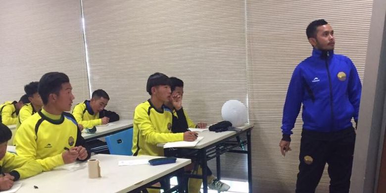 Pelatih muda asal Indonesia, Muhamad Yusup Prasetiyo, memberikan pengarahan kepada timnya Lijiang FC U-15.