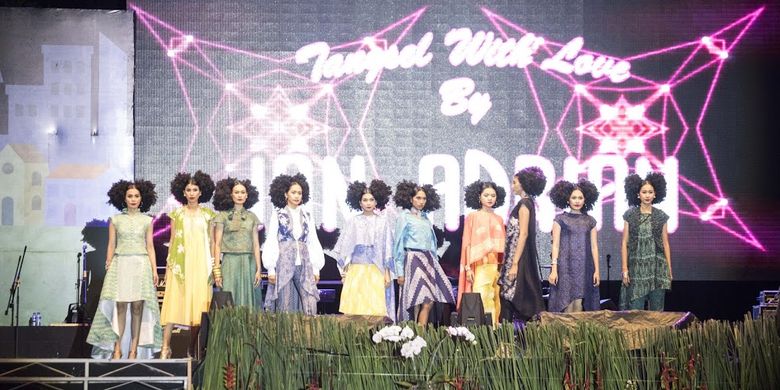 Fashion show yang menampilkan batik Tangsel.