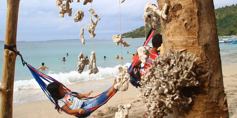 Pantai Pandanan di Kabupaten Lombok Utara, NTB adalah tempat anak-anak menghabiskan waktu berlibur mereka di akhir tahun 2017.(KOMPAS.COM/FITRI RACHMAWATI)