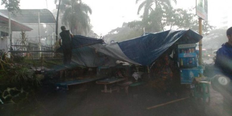 Hujan deras disertai angin kencang terjang Bandung, Jawa Barat, Rabu (19/4/2017).