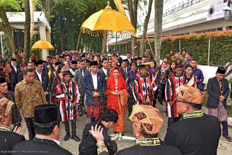 Presiden Joko Widodo dan Ibu Negara dan rombongan di arak secara adat Tapanuli Selatan untuk menuju ruangan acara pesta Adat Mandailing dalam acara ngunduh mantu resepsi pernikahannya di Medan, Sumatera Utara, Sabtu (25/11/2017).