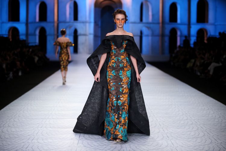 Model memeragakan busana rancangan Sebastian Gunawan saat peragaan busana bertajuk Whisper/Roar di Grand Ballroom Ritz Carlton Pacific Place, Jakarta, Selasa (10/10/2017). Peragaan busana dalam rangka 25 tahun Sebastian Gunawan berkarya menampilkan 82 rancangan. KOMPAS IMAGES/KRISTIANTO PURNOMO