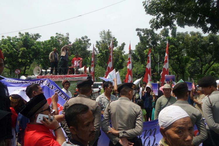 Aksi unjuk rasa meminta Gubernur DKI Jakarta Anies Baswedan dan Wakil Gubernur Sandiaga Uno membatalkan reklamasi di Balai Kota, Jalan Medan Merdeka Selatan, Selasa (17/10/2017). 