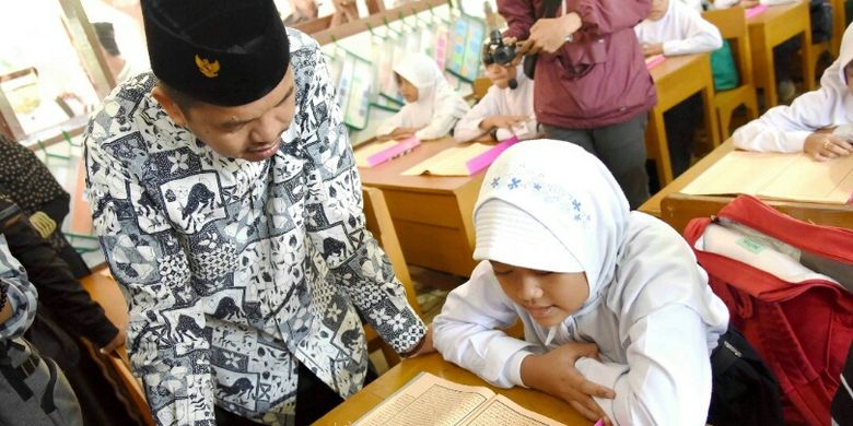 Dedi Mulyadi saat mendampingi siswa belajar agama. Selama bulan puasa tahun ini pPara siswa di Purwakarta mendapat pelajaran baca tulis Al Quran dan Kitab Kuning oleh para guru madrasah di setiap wilayahnya. 