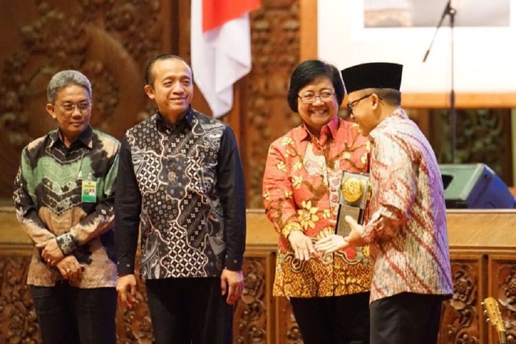  Kabupaten Banyuwangi untuk kelima kalinya meraih penghargaan Adipura. Bupati Banyuwangi Abdullah Azwar Anas menerima penghargaan yang diserahkan Menteri Lingkungan Hidup dan Kehutanan Siti Nurbaya, Rabu (2/8/2017) di Jakarta.