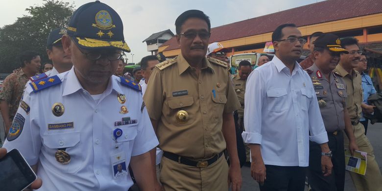 (kiri ke kanan): Pelaksana Tugas Kepala Badan Pengelola Transportasi Jabodetabek (BPTJ) Bambang Prihartono, Gubernur DKI Jakarta Djarot Saiful Hidayat, Menteri Perhubungan RI Budi Karya Sumadi, dan Wakapolda Metro Jaya Brigjen Pol Suntana saat meninjau Terminal Kampung Rambutan, Selasa (20/6/2017) sore.