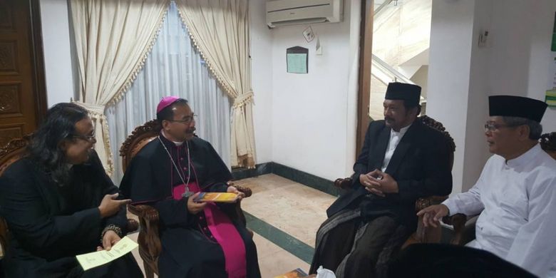 Wagub Jateng, Heru Sudjatmiko; Ketum Pengelola MAJT, Noor Achmad; Mgr Robertus Rubiyatmoko dan Romo Aloys Budi Purnomo dalam silaturahmi Idul Fitri 1438 H di MAJT