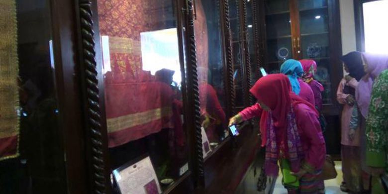 Penganjung melihat pajangan kain tenun cual di Museum Cual Ishadi Pangkal Pinang, Kepulauan Bangka Belitung.(kompas.com/heru dahnur)