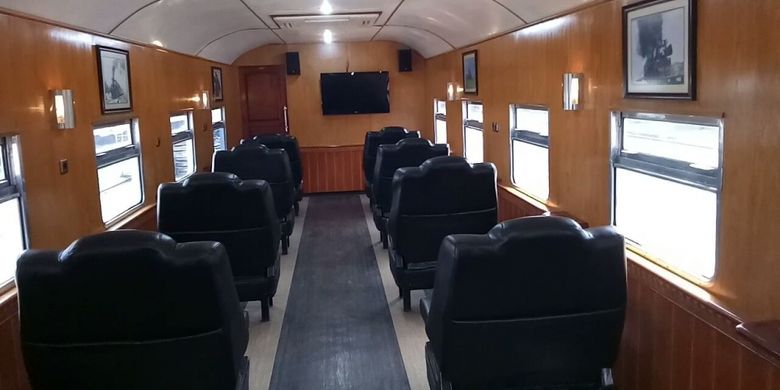 Ketika memasuki kereta, Anda akan disambut oleh delapan buah kursi berwarna hitam yang menghadap pada satu buah televisi.